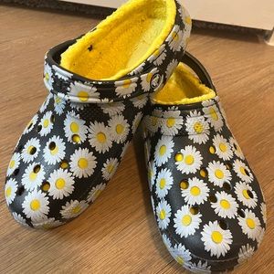 Fuzz Lined Daisy Print Crocs
